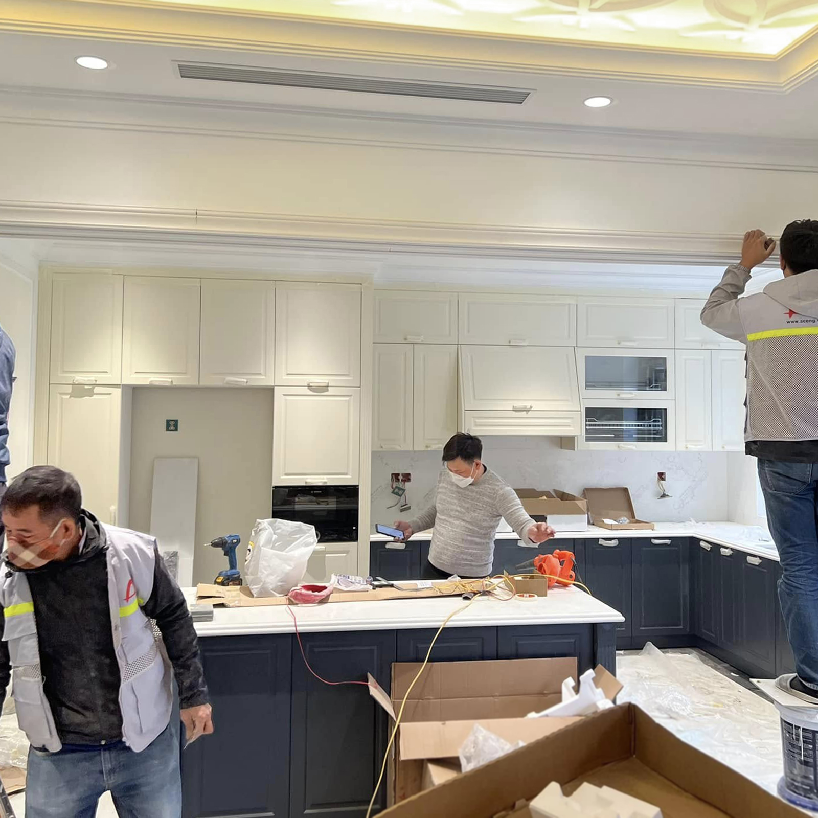 A Cộng thi c&ocirc;ng đảo bếp nh&agrave; kh&aacute;c h&agrave;ng